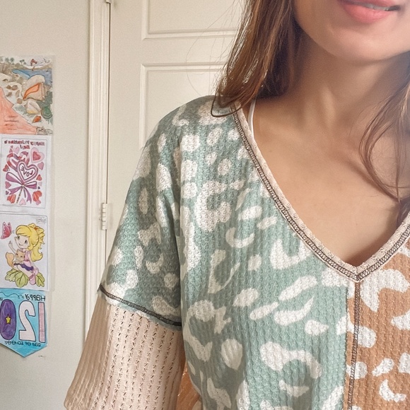 023 Cozy V neck leopard print reverse stitch top - Picture 12 of 13